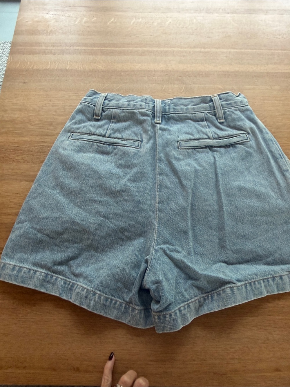 Agolde Light Wash High-Rise Pleated Denim Shorts - Picture 4 of 4